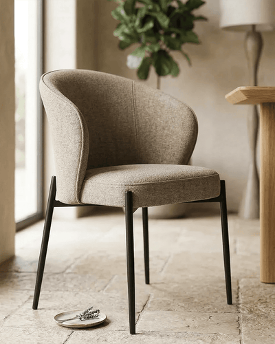 Sedia Agata - Sedia moderna in tessuto color Tortora - Struttura in metallo nero opaco - Design moderno - 1 pz