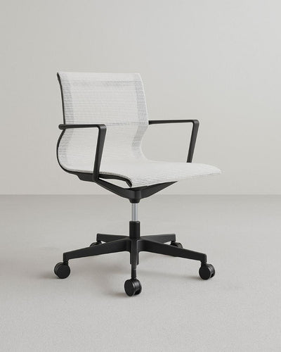 Poltrona Kendra – Sedia ufficio Mesh – Schienale basso e seduta in rete traspirante– Braccioli chiusi in nylon nero – Base girevole – Altezza regolabile