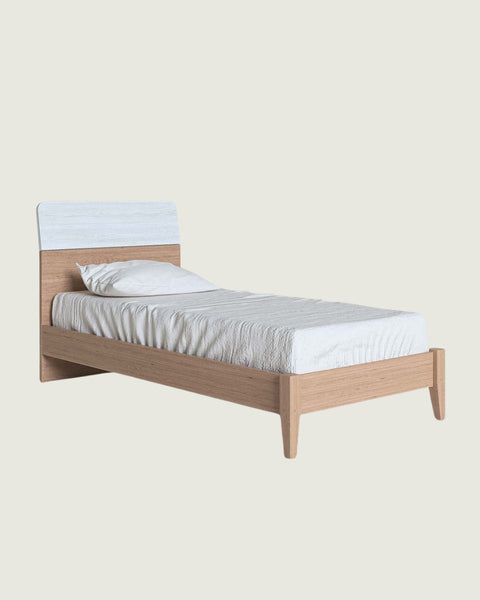 Letti con piedi in legno