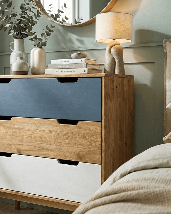 Comò Scuco - Mobile per camere, soggiorno e ingresso - 3 cassetti - L. 80 cm x H. 82 cm x P.40 cm - Rovere chiaro, avio, bianco - doomostore