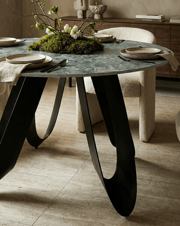 Tavolo Leila – Tavolo rotondo da pranzo e soggiorno design moderno – Piano in pietra sinterizzata verde – Struttura in metallo – Ø135 x H 75,5 cm - doomostore