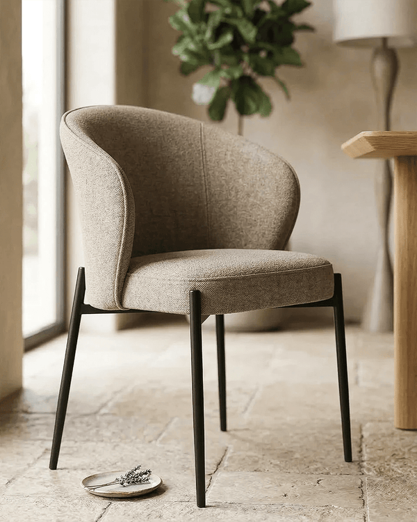 Sedia Agata - Sedia moderna in tessuto color Tortora - Struttura in metallo nero opaco - Design moderno - 1 pz (Copia) - doomostore