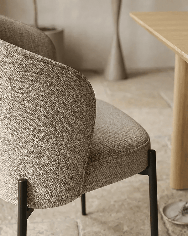 Sedia Agata - Sedia moderna in tessuto color Tortora - Struttura in metallo nero opaco - Design moderno - 1 pz (Copia) - doomostore