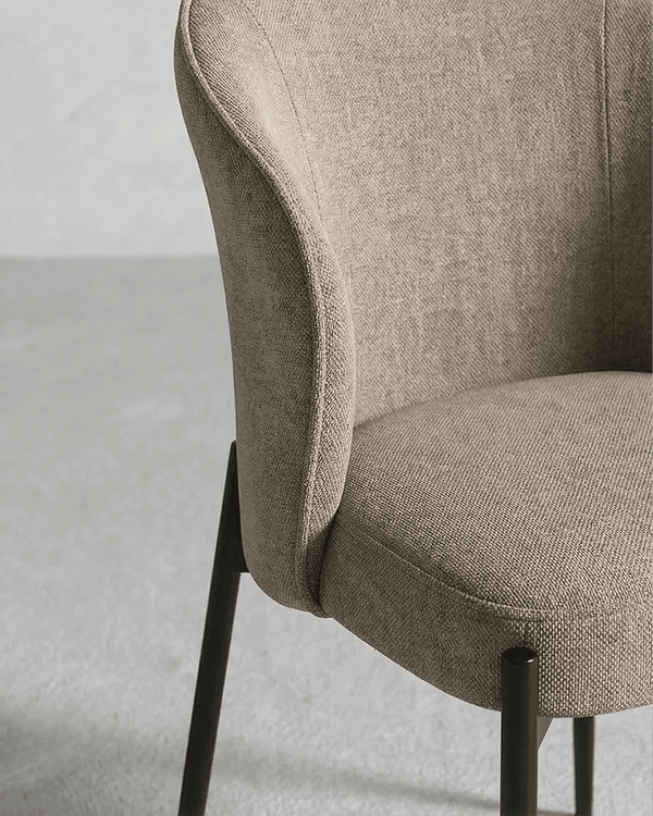 Sedia Agata - Sedia moderna in tessuto color Tortora - Struttura in metallo nero opaco - Design moderno - 1 pz (Copia) - doomostore