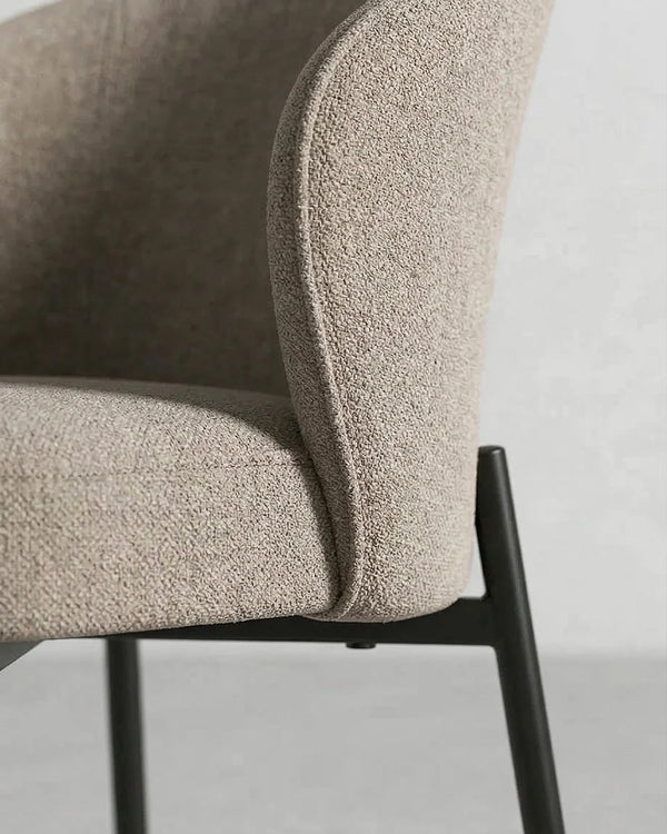 Sedia Agata - Sedia moderna in tessuto color Tortora - Struttura in metallo nero opaco - Design moderno - 1 pz (Copia) - doomostore