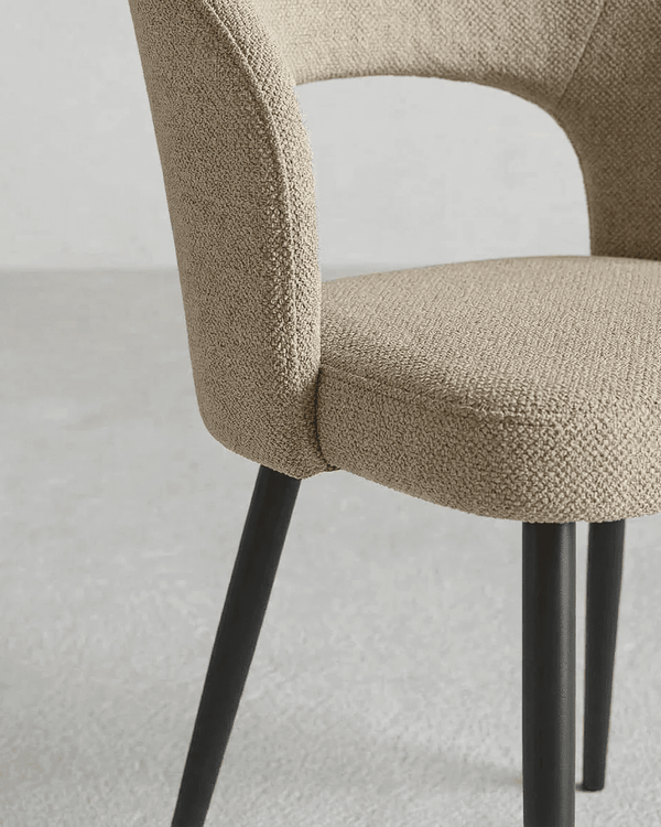 Sedia Anita - Sedia moderna in tessuto tortora - Struttura in metallo nero - Design moderno - 1 pz - doomostore