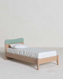 Cameretta Completa Bugs Bunny - Virginia/Oliva per ragazzi e bambini - Scrittoio Genius Dx - Letto Fly con piedi in legno - Libreria Ardela - Comodino Arva - doomostore