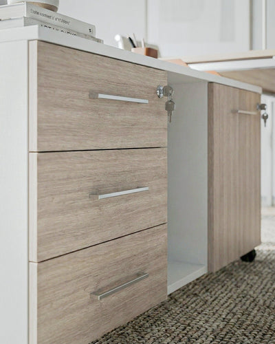 Cassettiera ufficio Aquila – Cassettiera con ruote 3 cassetti e 1 anta con chiusura a chiave – Struttura bianca con vani a giorno – 120x58,5x56 cm – 6 colorazioni