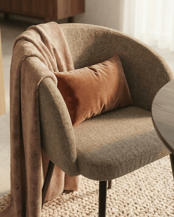 Sedia Monica - Sedia moderna imbottita - Rivestimento tessuto Tortora - Struttura in metallo nero opaco - Design moderno - 1 pz - doomostore