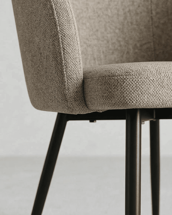 Sedia Monica - Sedia moderna imbottita - Rivestimento tessuto Tortora - Struttura in metallo nero opaco - Design moderno - 1 pz - doomostore