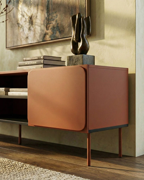 Madia Apice - Set Angle - Mobile con vano per soggiorno, moderno - 2 ante - L. 200 cm x H. 57 cm x P.42 cm - Terra di Siena bruciata - doomostore