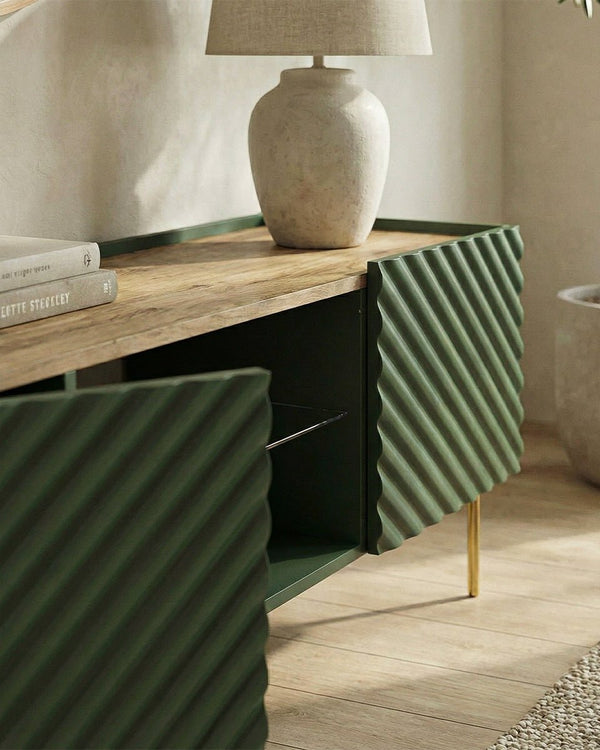 Madia Raya - Set Marea - Mobile Tv moderno - Vano con ripiano a vetro incluso - 2 ante - L. 181 cm x H. 58 cm x P.40 cm - Verde, piedini color oro - doomostore