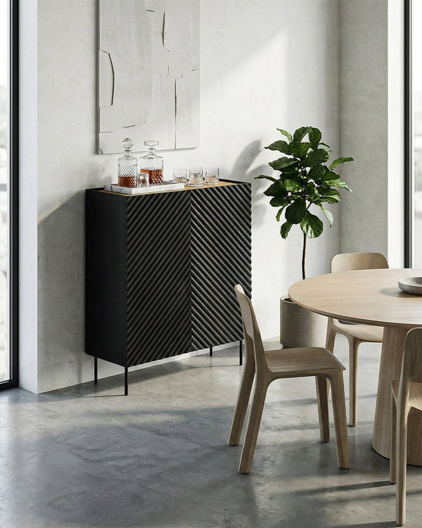 Madia Desma - Set Marea - Mobile alto per soggiorno, moderno - 2 ante e 2 cassetti interni inclusi - L. 98 cm x H. 127 cm x P.45 cm - Nero, piedini color nero - doomostore