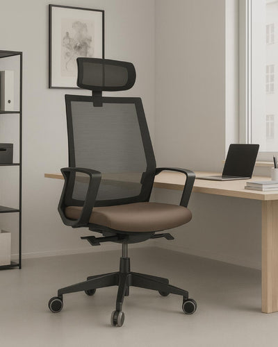 Poltrona Parker – Sedia ufficio Mesh – Schienale alto in rete traspirante – Braccioli fissi – Seduta in poliuretano espanso – Base in nylon con ruote antishock – Altezza regolabile