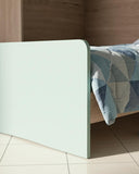 Cameretta a soppalco angolare Dx Via - Composizione salvaspazio - Vano letto superiore e letto Easy inferiore - 1 armadio integrato - Rete e materassi opzionali - Mensola sottoponte inclusa - 7 varianti colore personalizzabile - doomostore