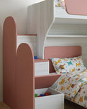 Cameretta a soppalco angolare Sx Via - Composizione salvaspazio - Vano letto superiore e letto Easy inferiore - 1 armadio integrato - Rete e materassi opzionali - Mensola sottoponte inclusa - 7 varianti colore personalizzabile - doomostore